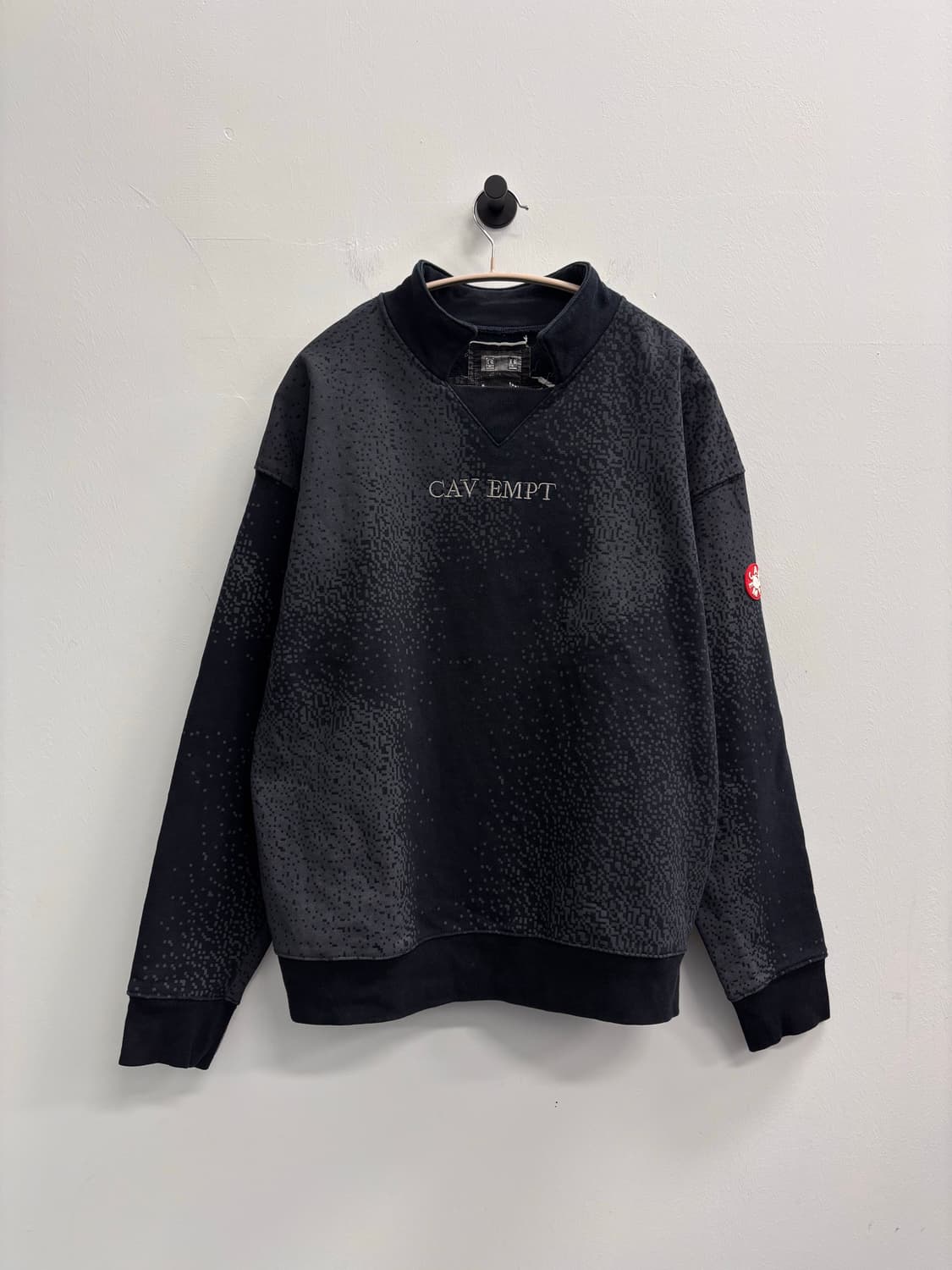 카브엠트 CAV EMPT 크루넥 맨투맨 블랙 상품이미지1
