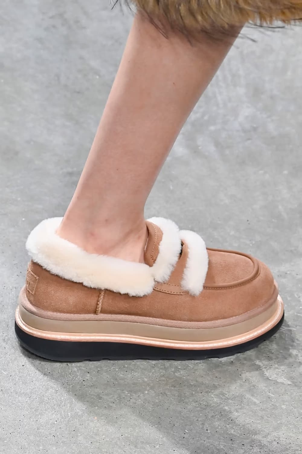 UGG X sacai Loafer Chestnut 소가죽 양모 로퍼 상품이미지1