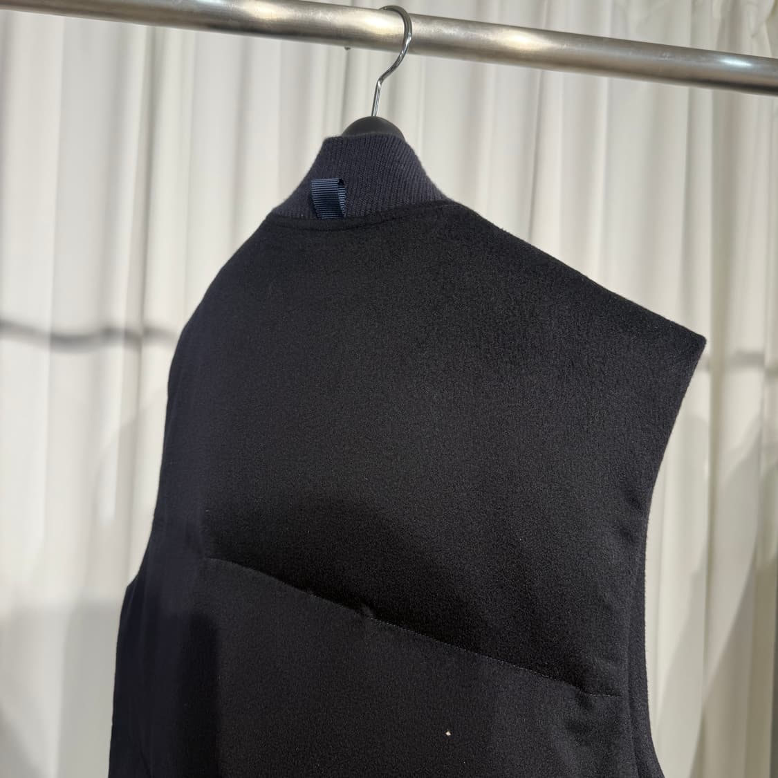 [2] 톰브라운 캐시미어 금장 단추 조끼 패딩 상품이미지4