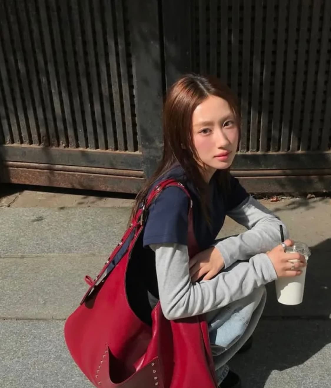 레터리 스터드 버클 리버시블 숄더백 레드 상품이미지1