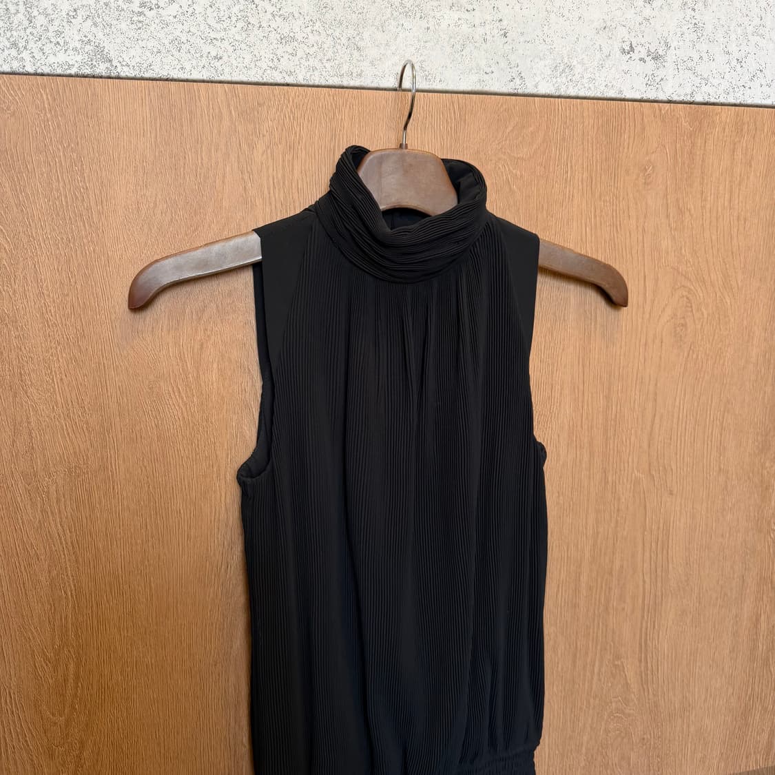 빈티지 하이넥 플리츠 슬리브리스 원피스 백 버튼 러플 레이어드 블랙 상품이미지3