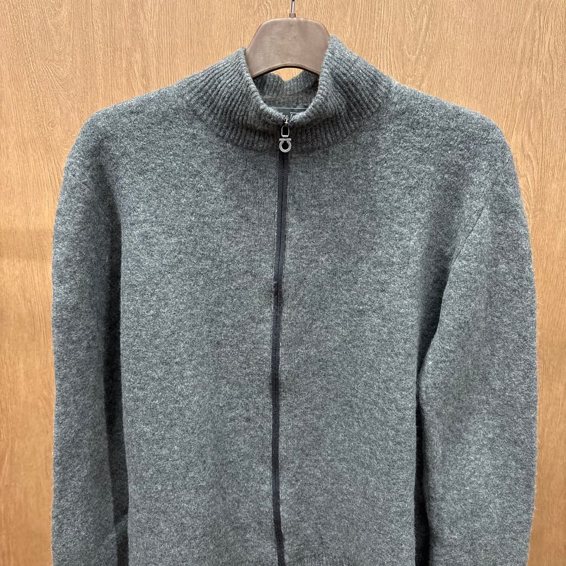 살바토레 페라가모 하이넥 니트 집업 가디건 무지 디테일 레귤러핏 그레이 상품이미지4