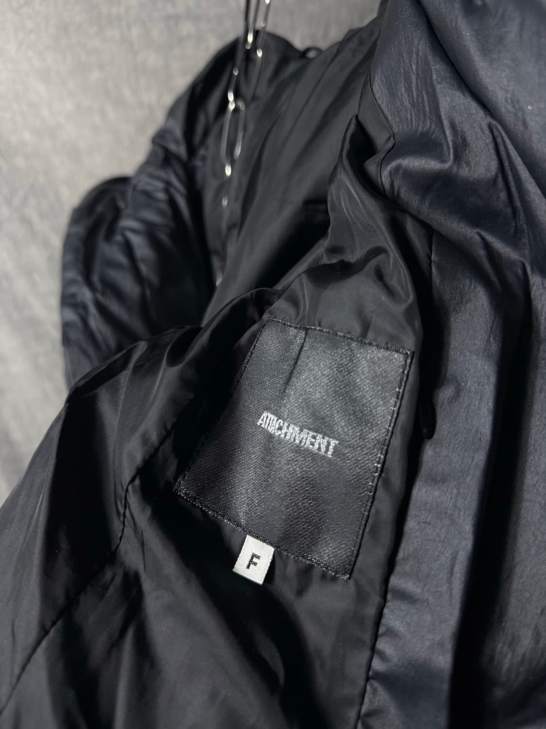 ATTACHMENT Asymmetric Down Jacket  상품이미지7