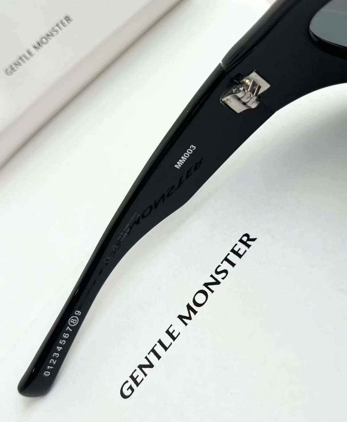 새싱품급판매 젠틀몬스터x메종마르지엘라 선글라스MM003 01 블랙 상품이미지4