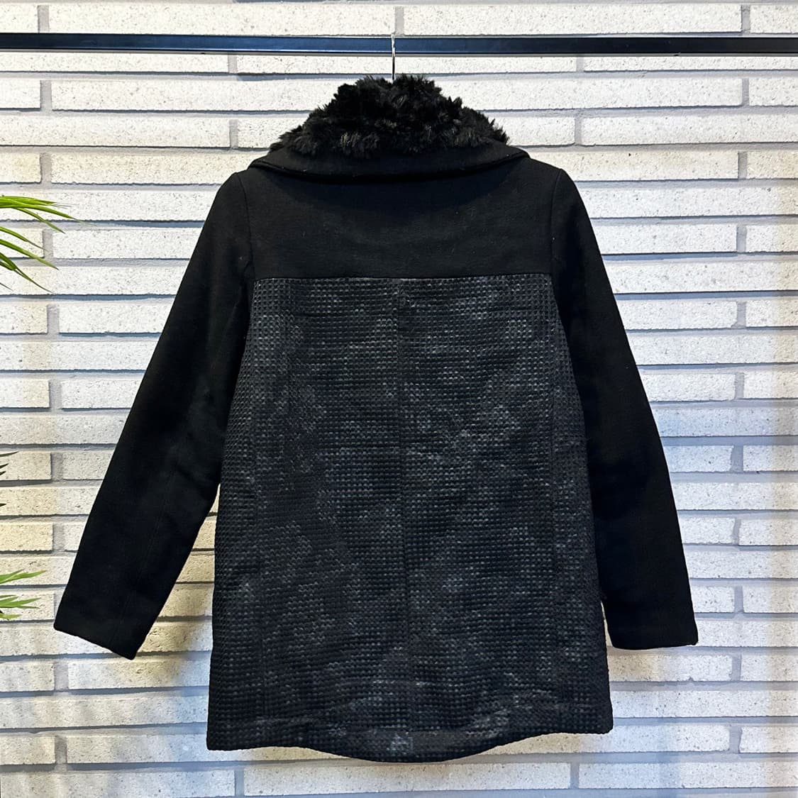 Desigual 데시구알 퍼 하프코트 엠보싱 텍스처 아트워크 디테일 블랙 상품이미지2