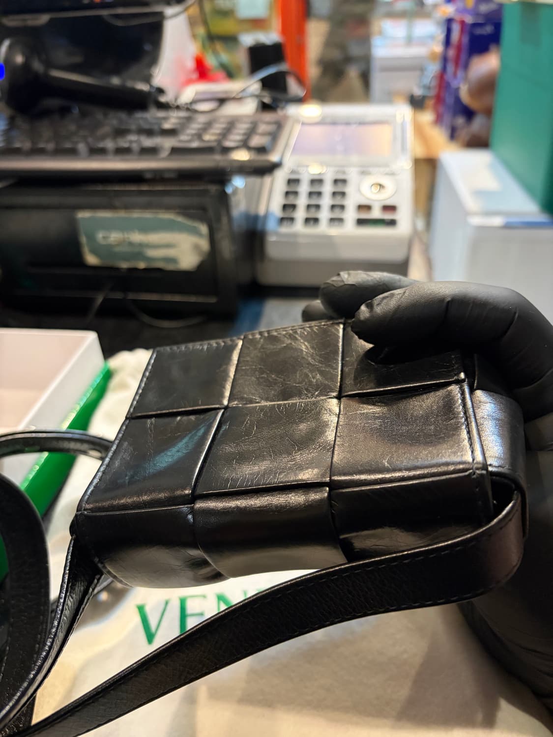 보테가 베네타 미니 레더 카세트백 블랙 상품이미지7