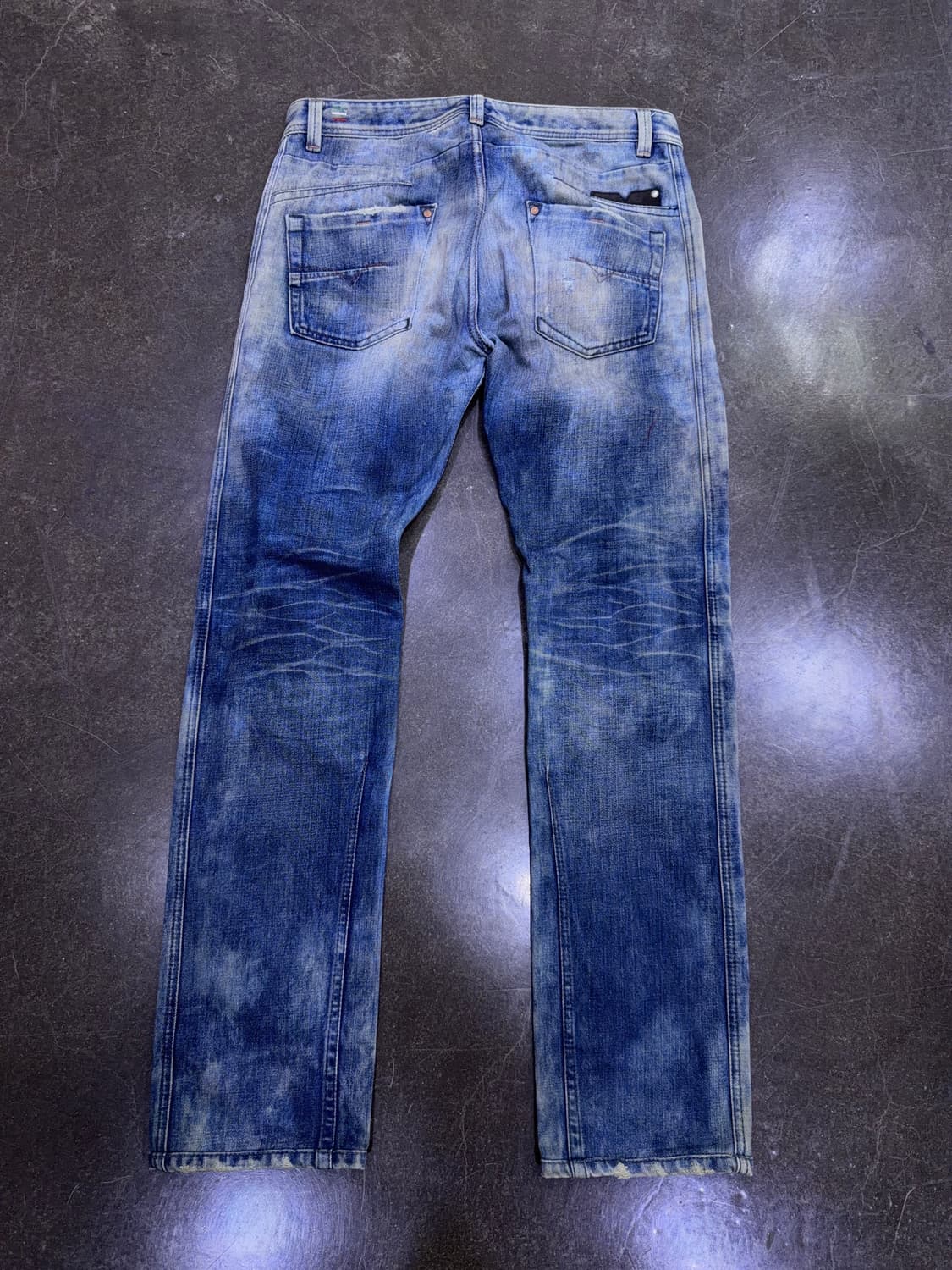 디젤 대런 빈티지 워싱 레귤러 슬림 테이퍼드핏 데님팬츠 32 상품이미지2