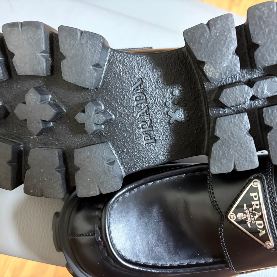 프라다 모놀리드 브러시드 로퍼 상품이미지5