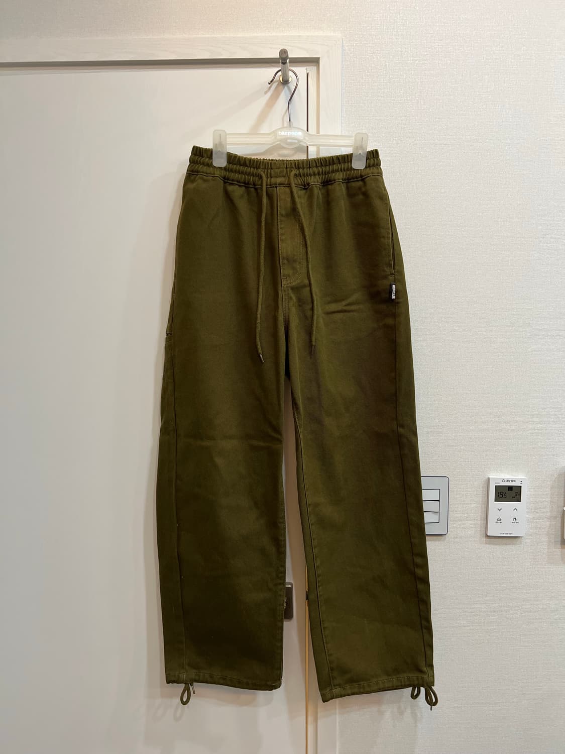 엑스톤즈 XP123 슬로건 밴딩 코튼 팬츠 (KHAKI) 상품이미지2