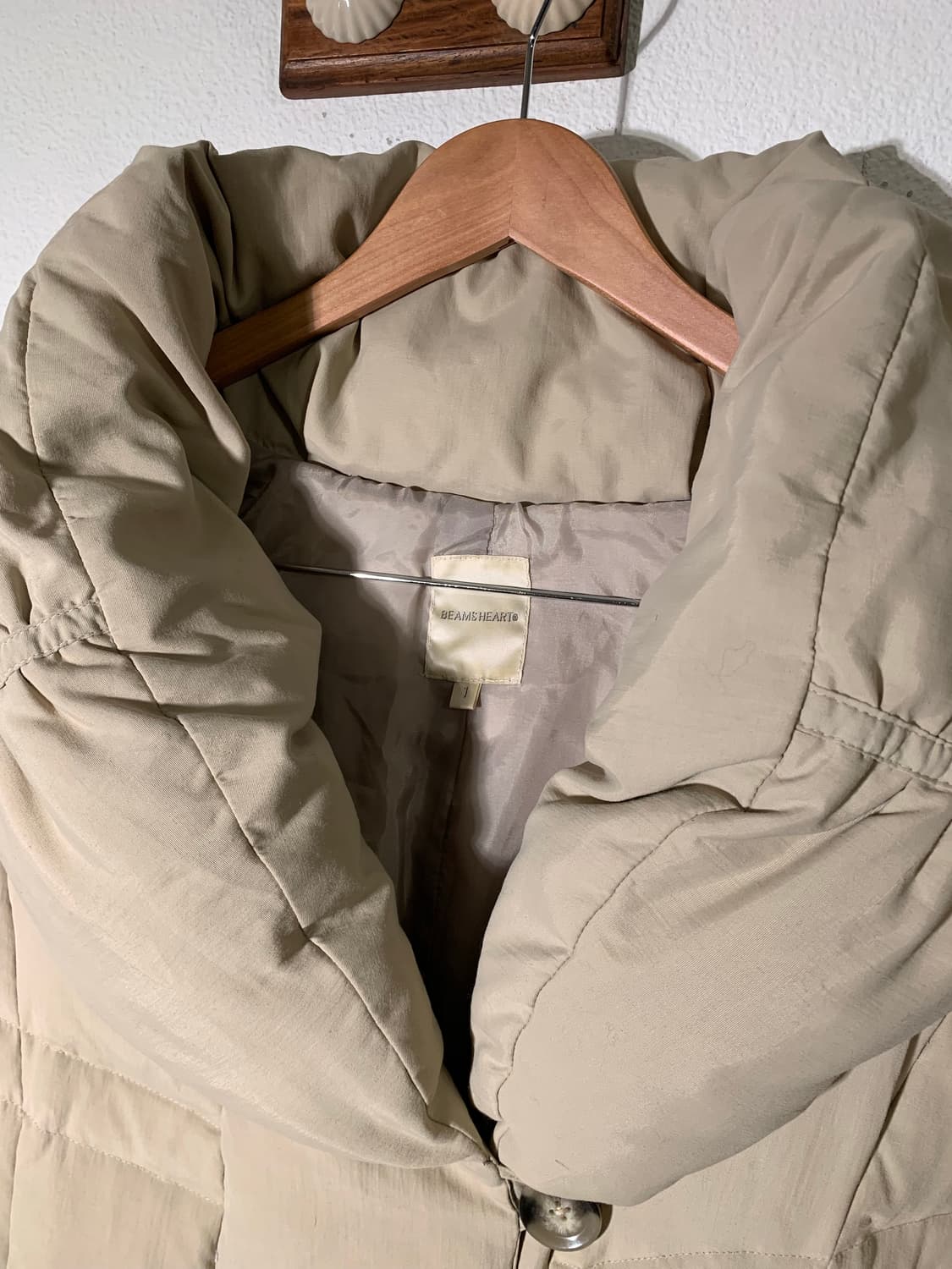 빔즈하트 하이 숄카라 사선 버튼 베이지 패딩 상품이미지4