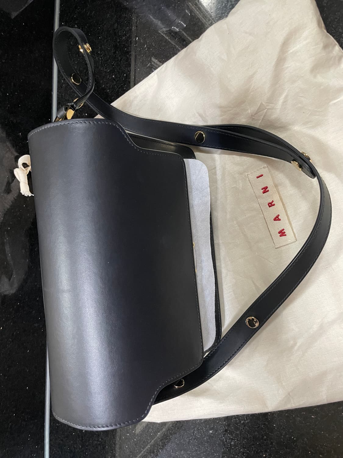 마르니 블랙 카프스킨 트렁크 미디엄 숄더백 상품이미지1