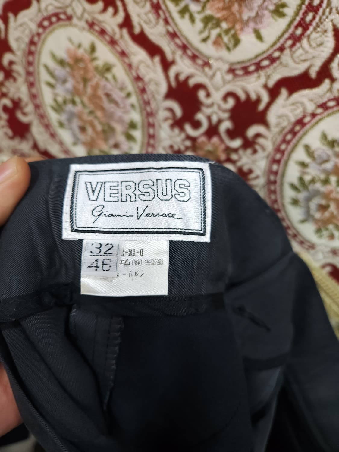 베르수스 지아니베르사체 핀턱 테이퍼드핏 팬츠

 상품이미지4