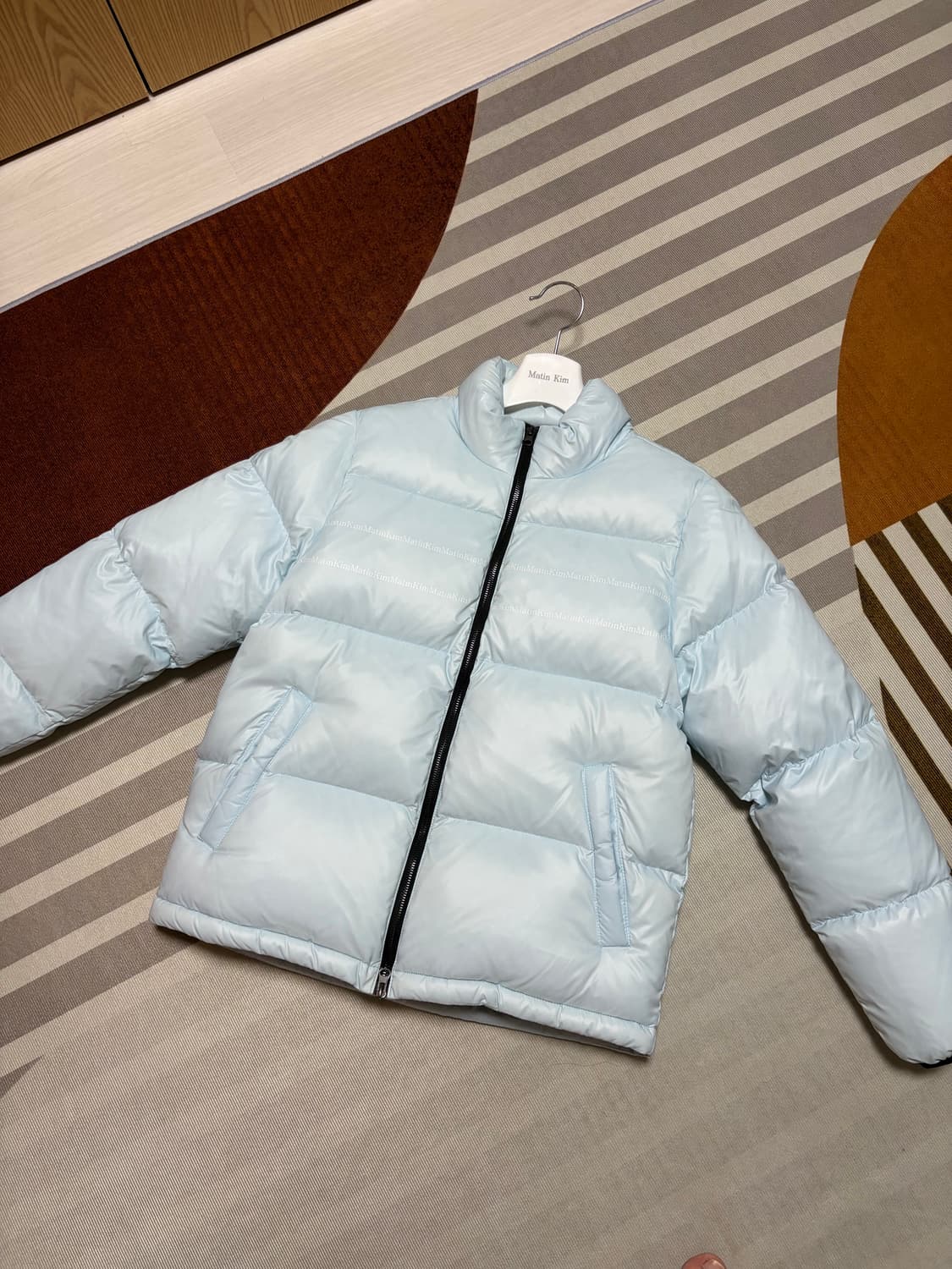 [S]마뗑킴 패딩 글로시 푸퍼 다운 스카이 판매합니다. 상품이미지2