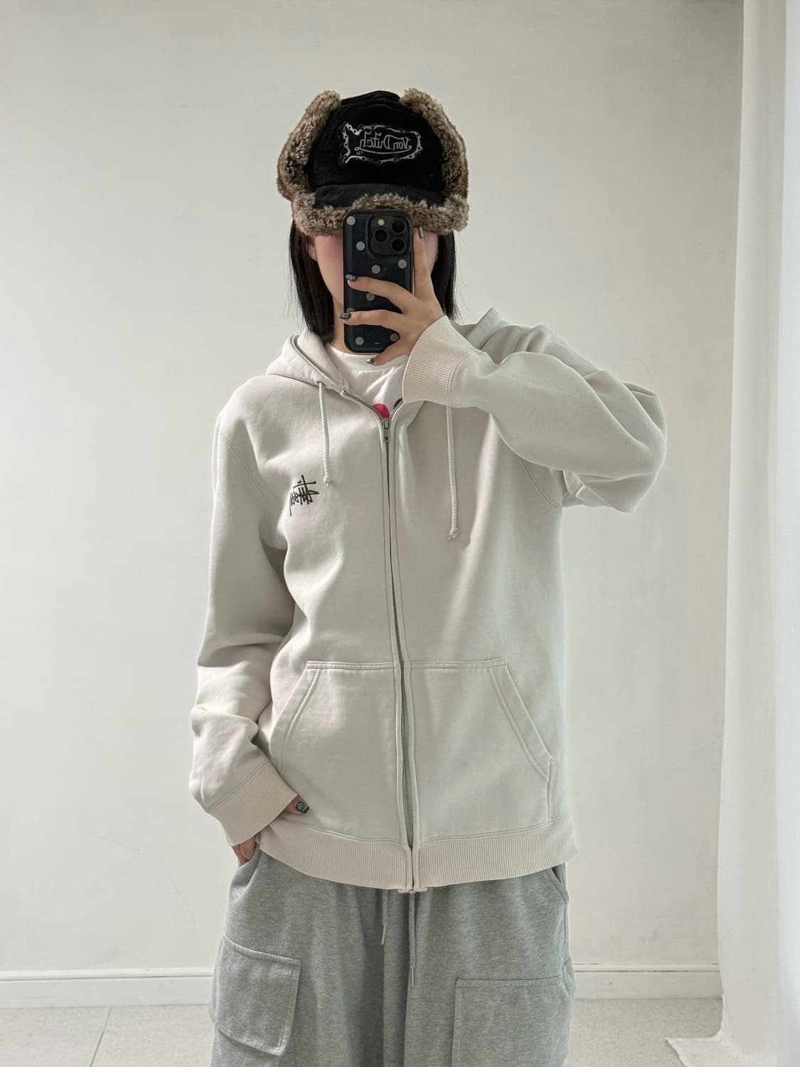 스투시 아이보리 로고 후드집업 상품이미지1