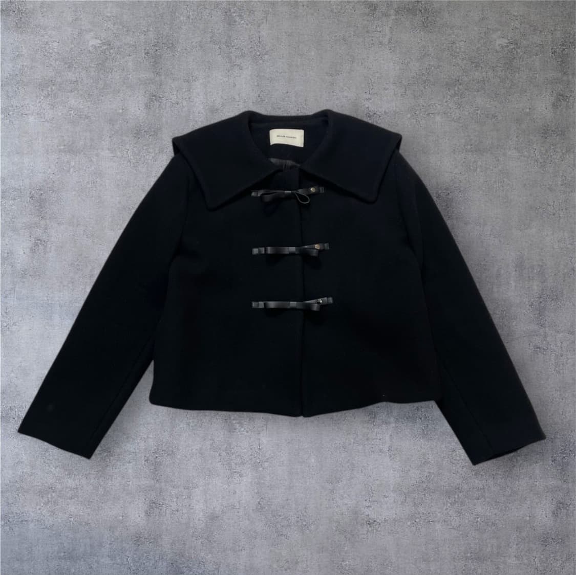비뮤즈맨션 블랙 레더 리본 세일러 하프코트 34 상품이미지1