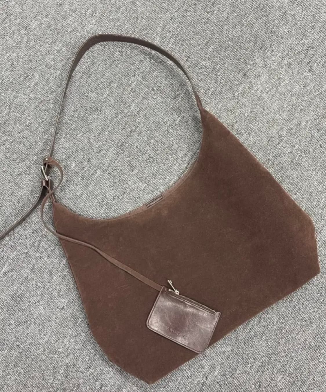 아노에틱 스웨이드 호보 백 & 카드월렛 세트 브라운 레터앤 김다빈 상품이미지3