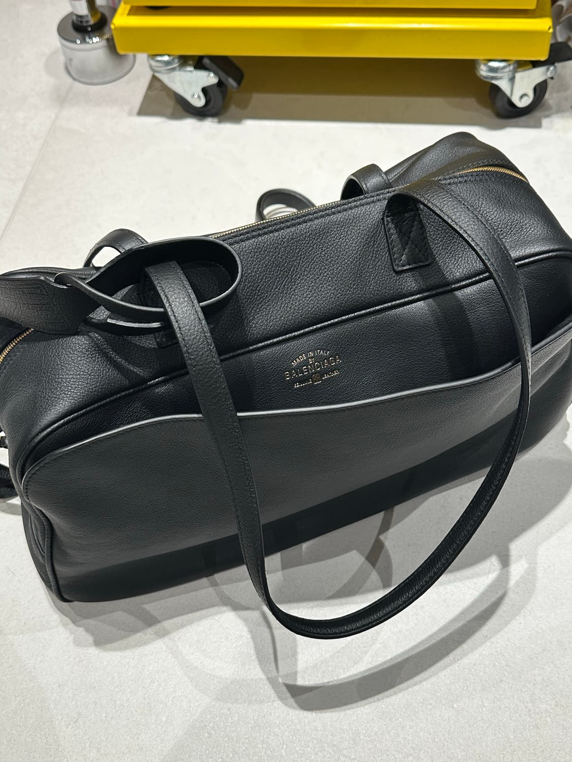 발렌시아가 캐리 볼링백 미디엄 블랙 상품이미지1
