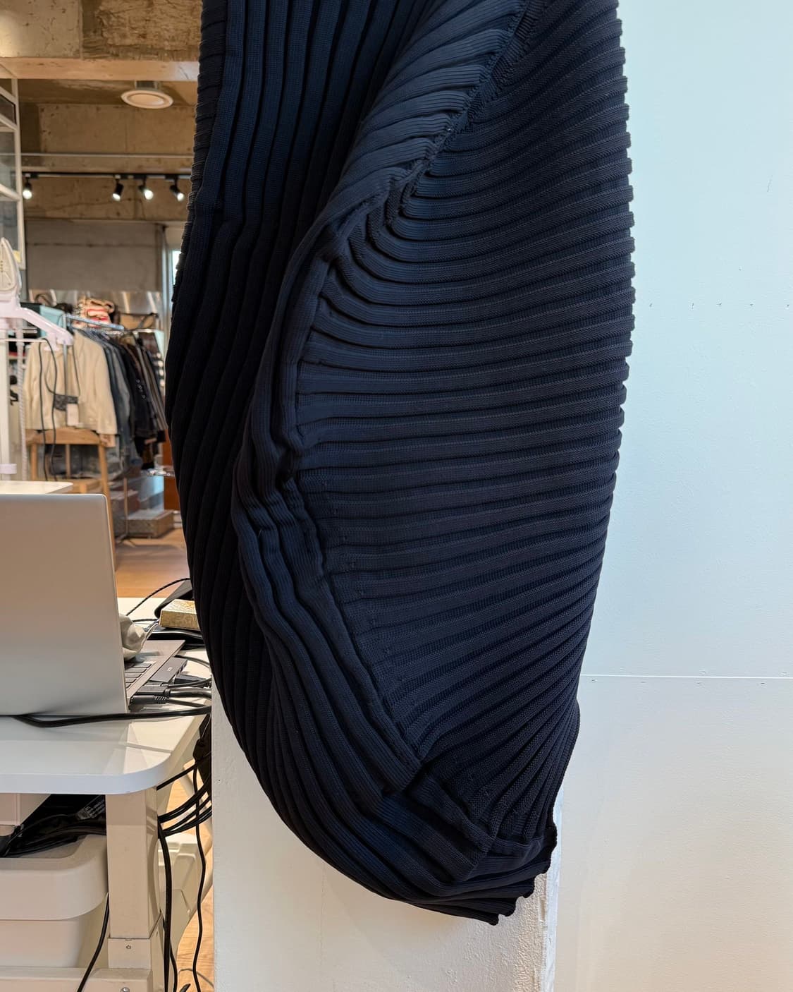 이세이미야케 블랙 링컬 에이시멋리 미디스커트 상품이미지4