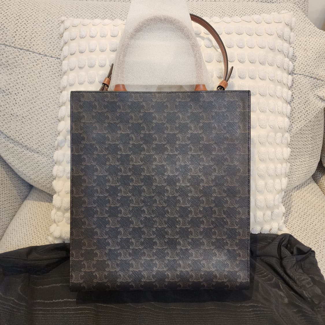 새상품급 셀린느 트리오페 캔버스 버티컬 카바스 스몰 토트백 블랙 탄 상품이미지10