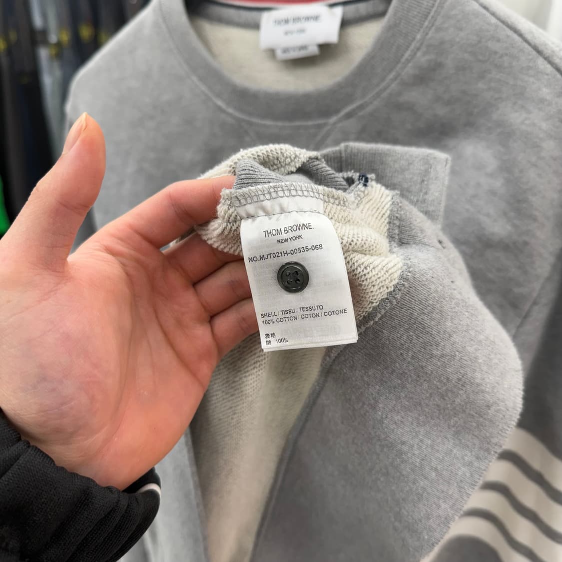 [5] 톰브라운 사선완장 맨투맨 그레이 상품이미지4