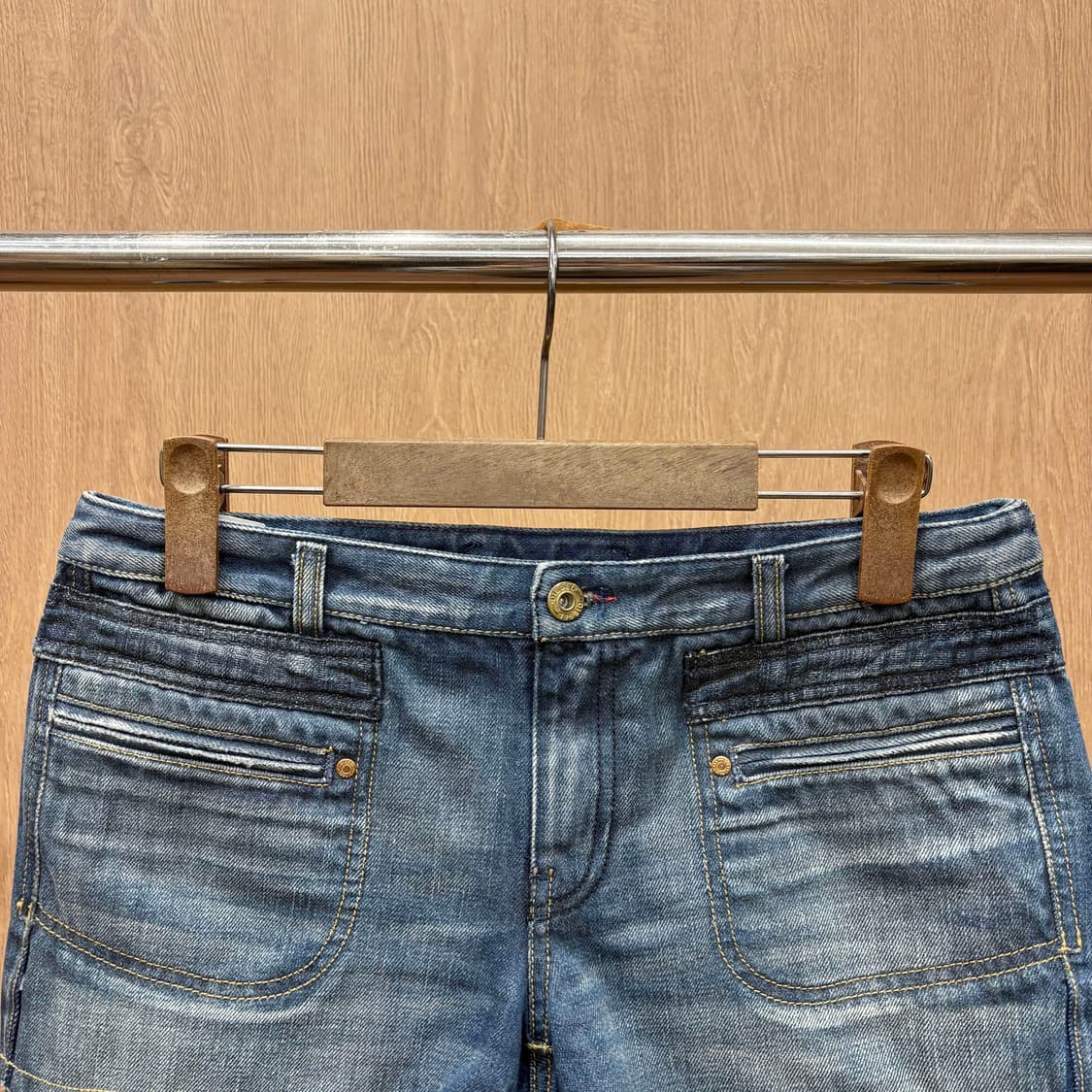 디젤 데님 숏 팬츠 워싱 사선 절개 라인 스티치 포켓 컷팅 디테일 중청 상품이미지4