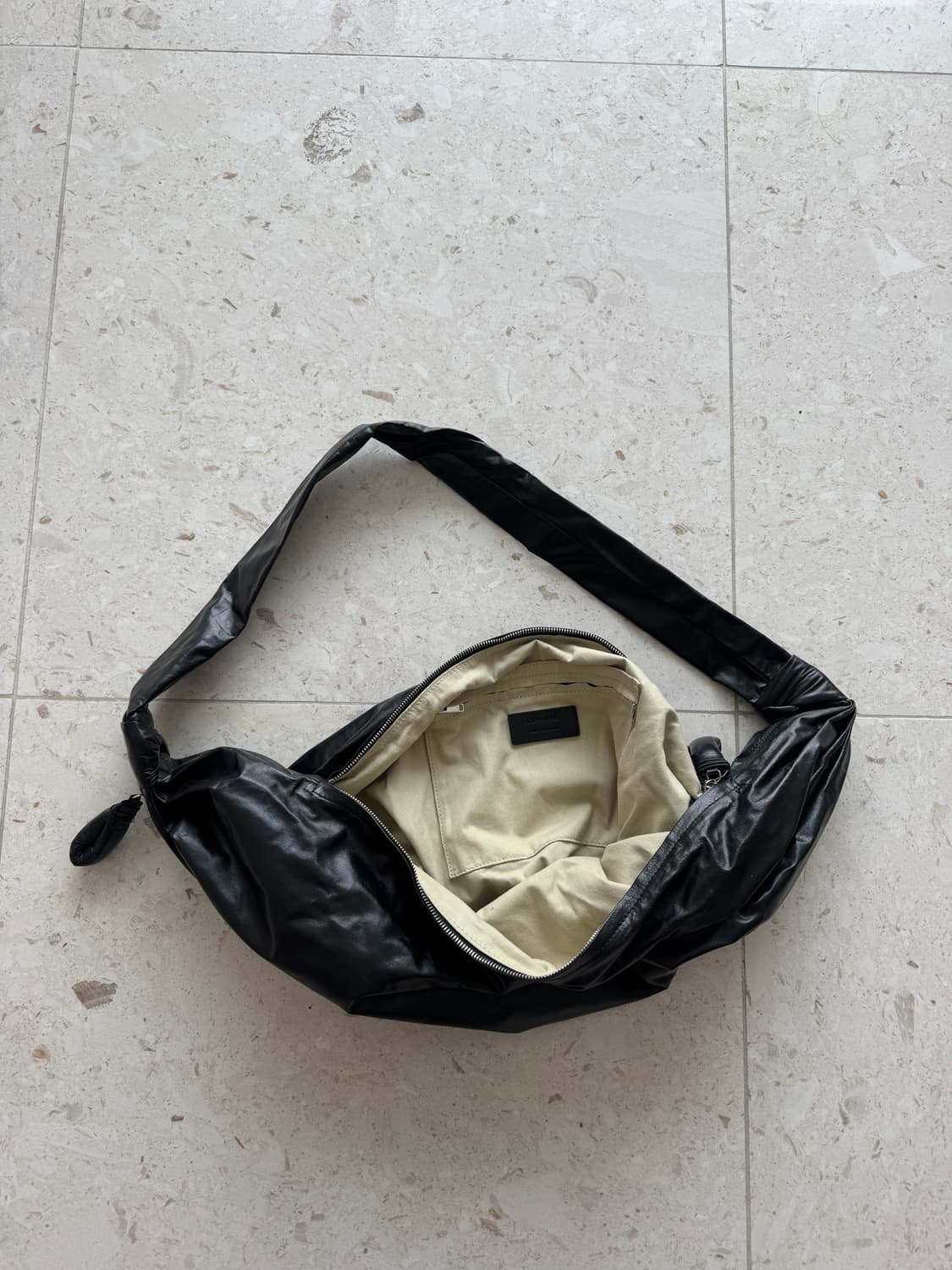 르메르 Lemaire 페이퍼레더 라지 소프트 크루아상 백 블랙  Krea 상품이미지5