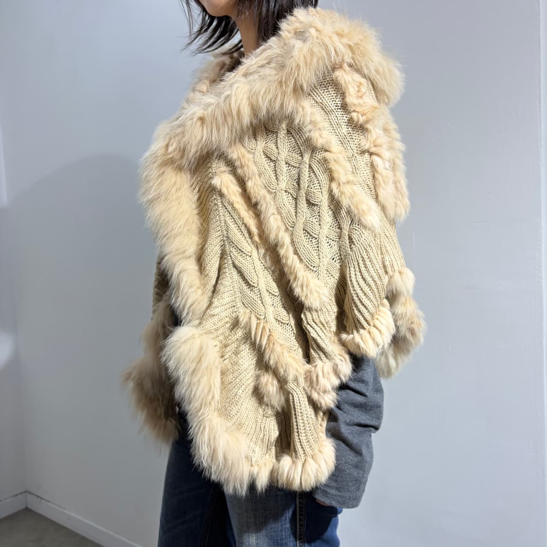 chelsea garb 베이지 퍼케이프 망토 상품이미지3