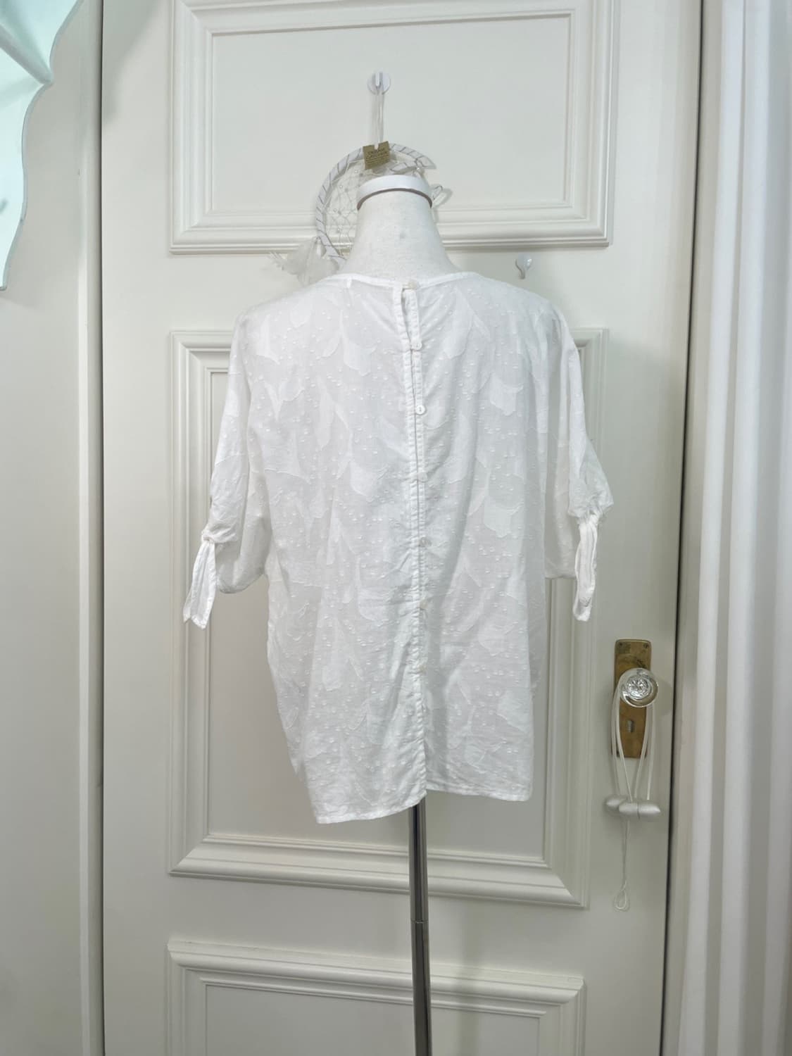 white jacquard sleeve bow back button co 상품이미지3