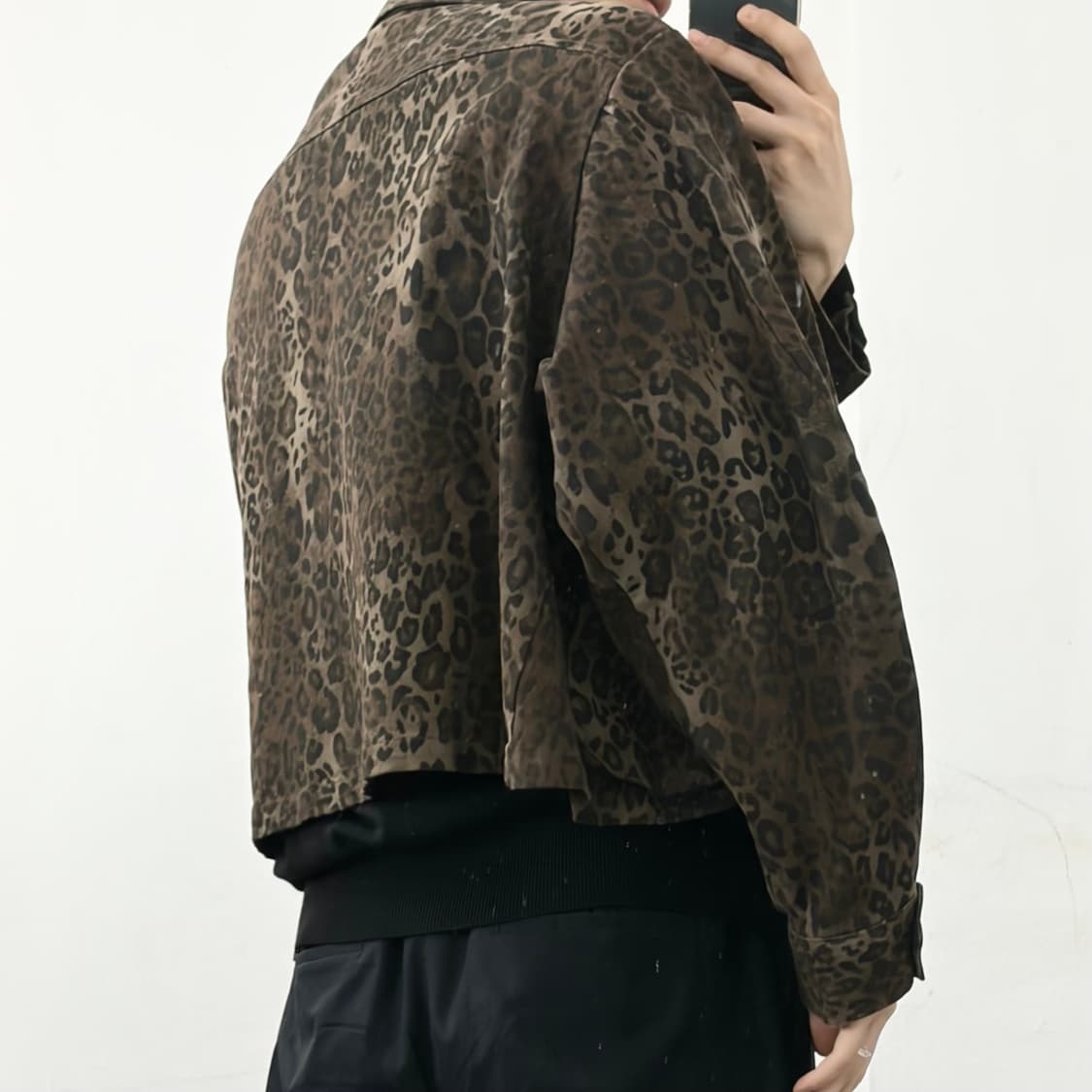 The ilma 더일마 레오파드 크롭 자켓 상품이미지2
