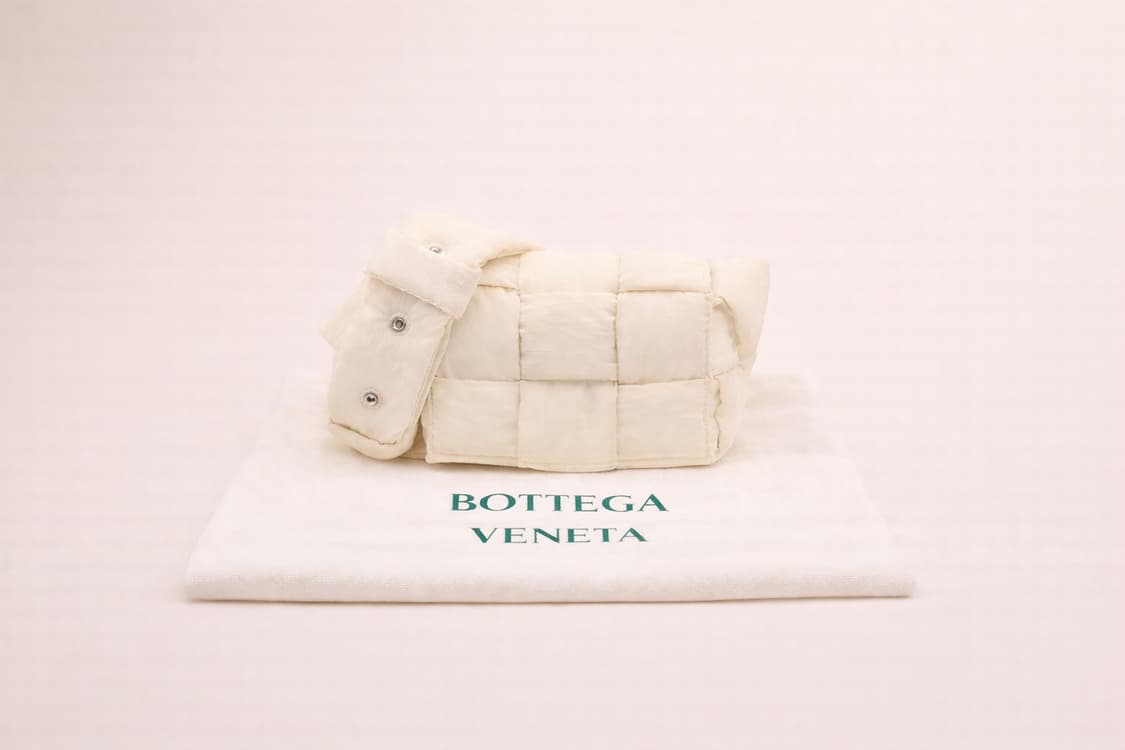 [A급] 보테가 베네타 패딩 미니 카세트 크로스백 화이트 판매합니다!!! 상품이미지1