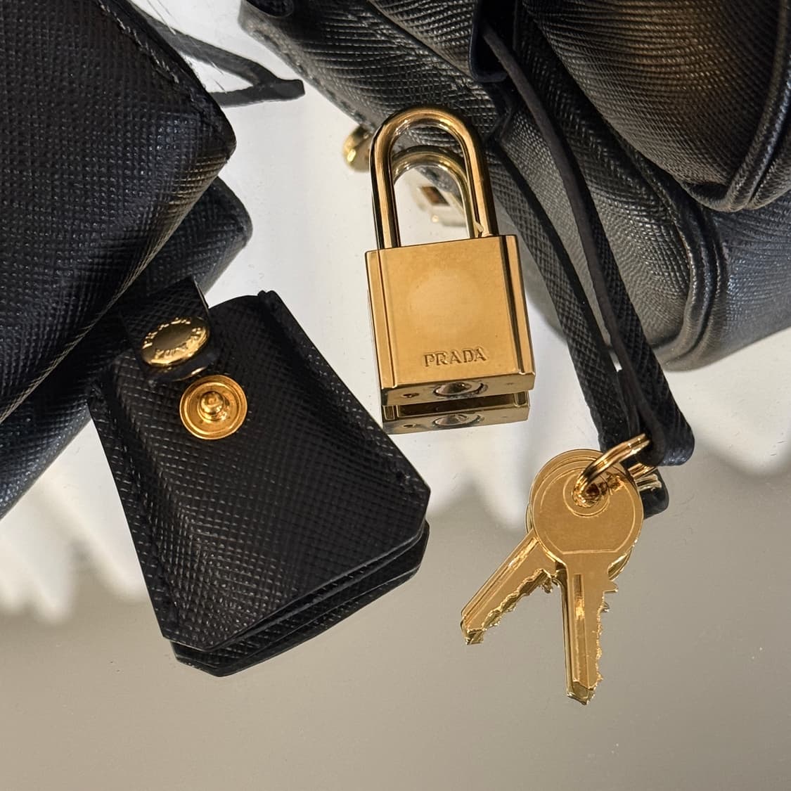 [신상] 프라다 삼각로고 사피아노 레더 테수토 탑핸들 숄더백 상품이미지5