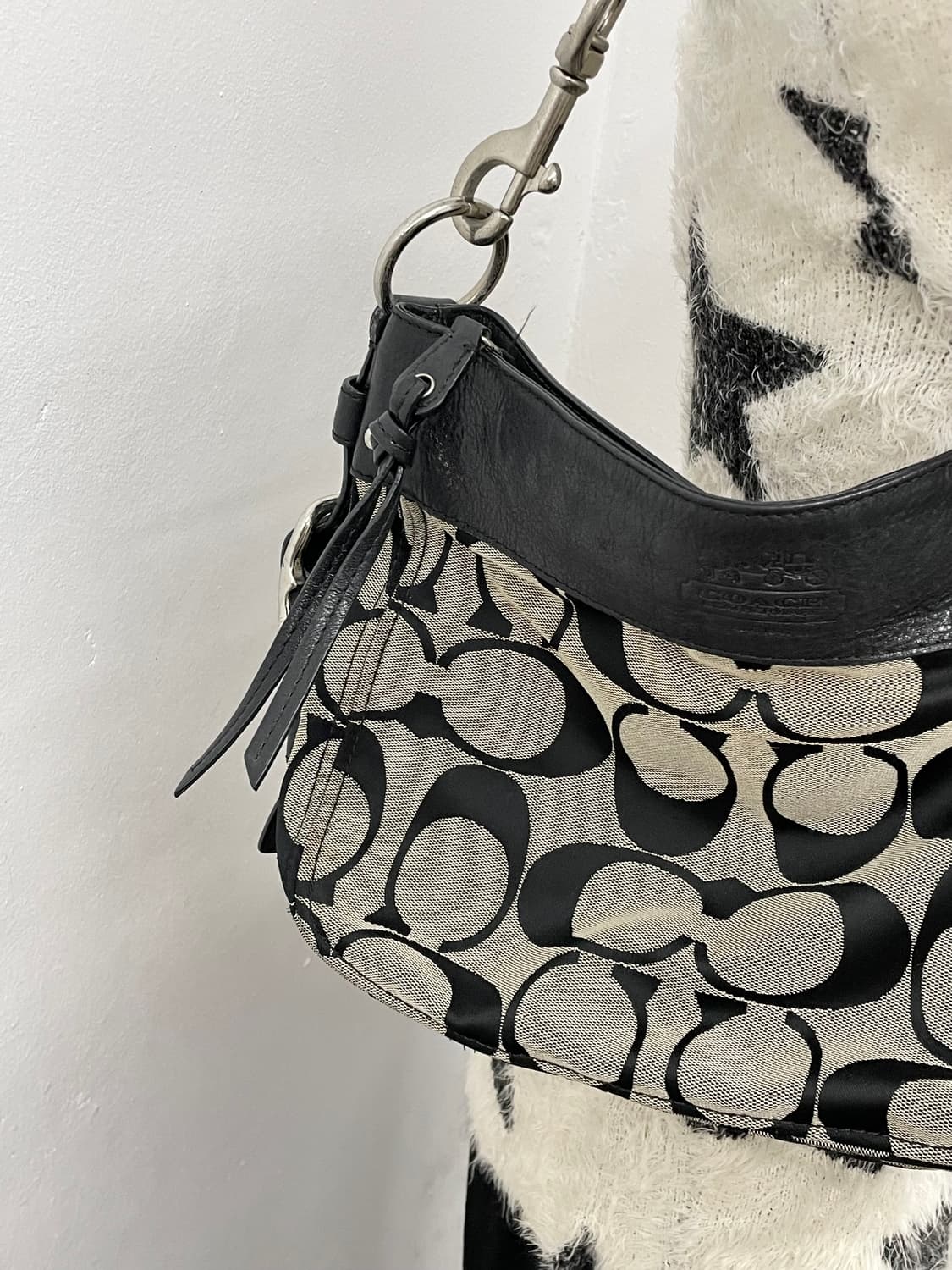 코치 블랙 자카드 숄더백 상품이미지3