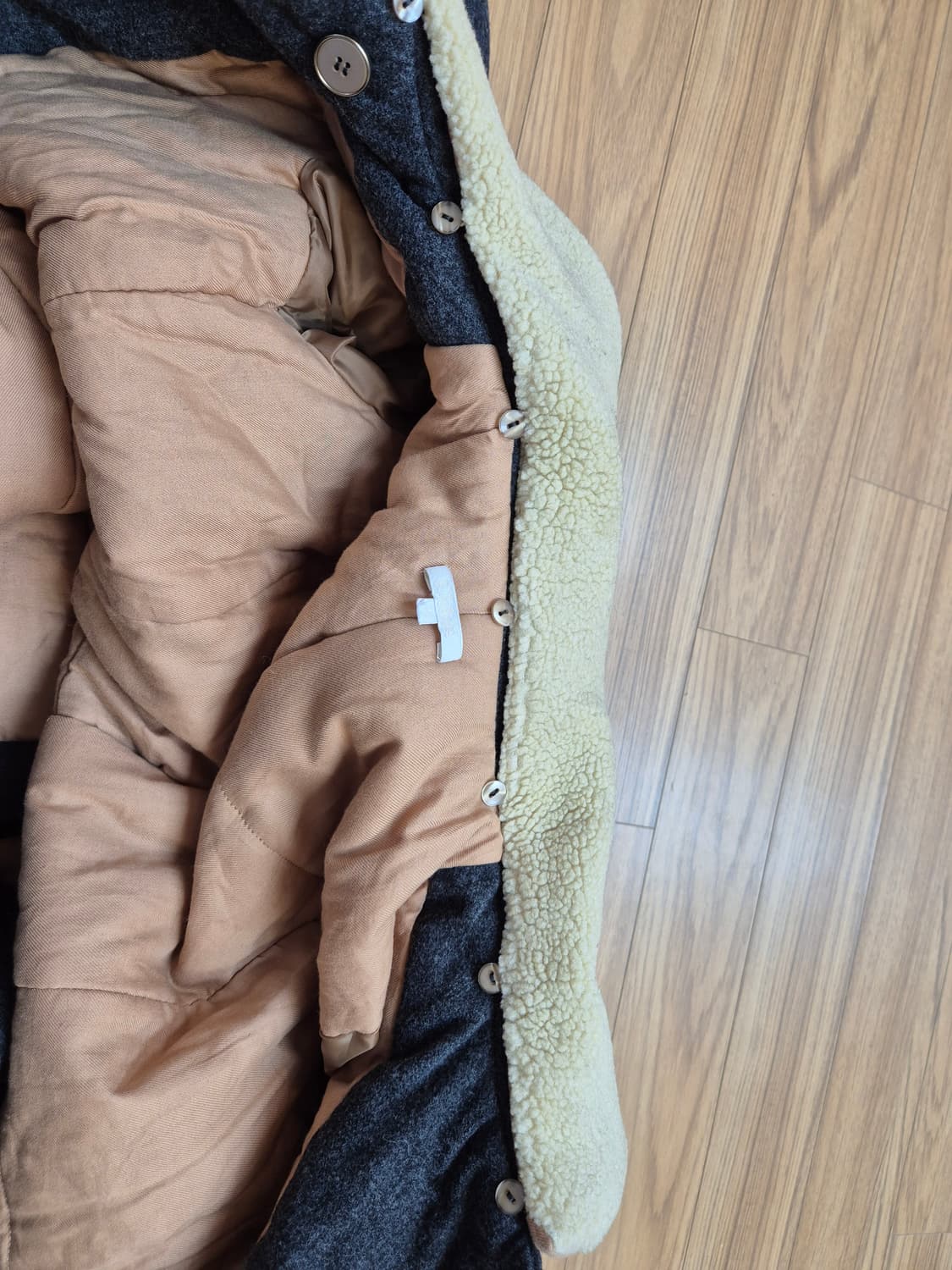 끌로에 여아 코트 14사이즈 판매합니다. 깃털 부분 퍼 재질 포인트로 고 상품이미지4