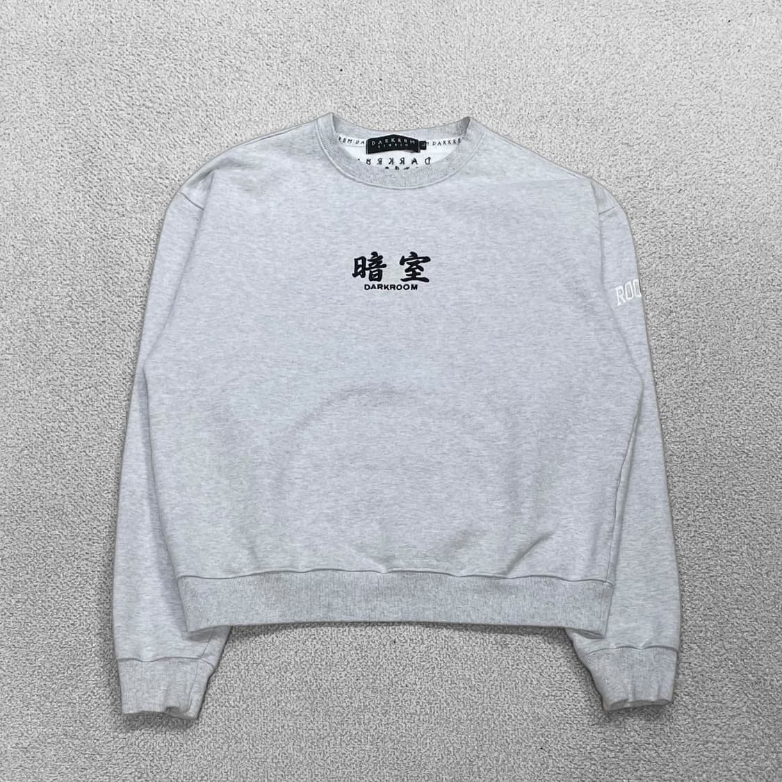 다크룸 스튜디오 베이직 로고 맨투맨 라이트 그레이 상품이미지1