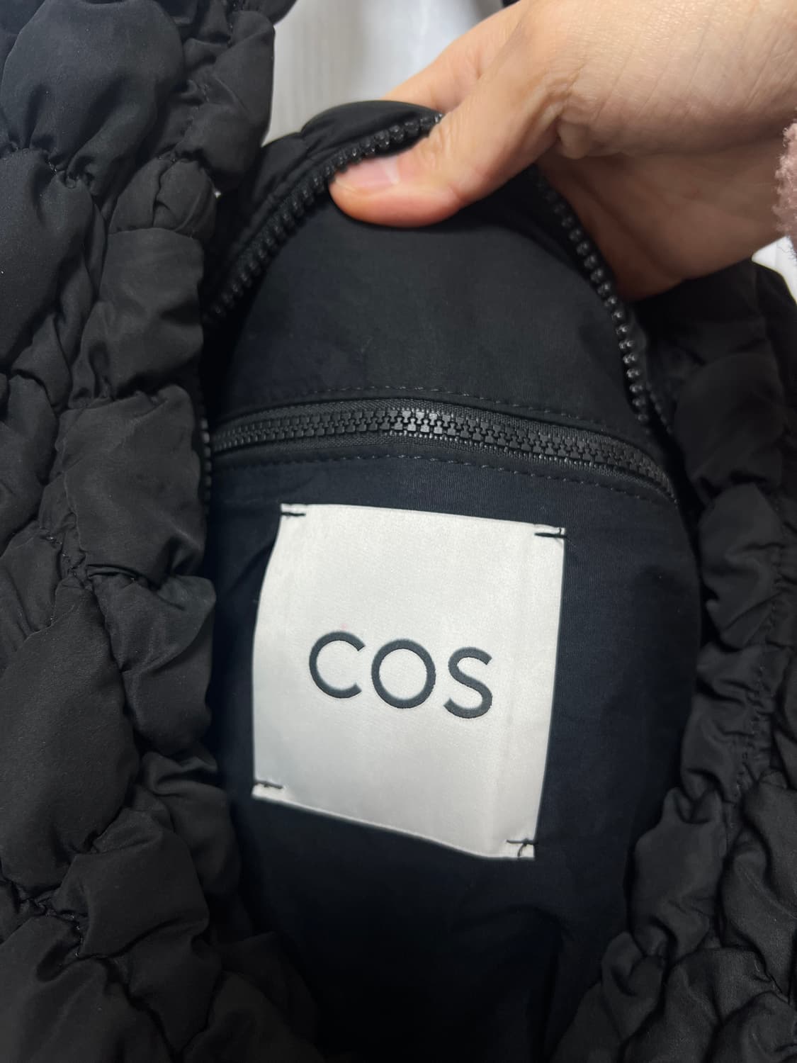 코스 오버사이즈 퀼팅백 블랙 상품이미지4