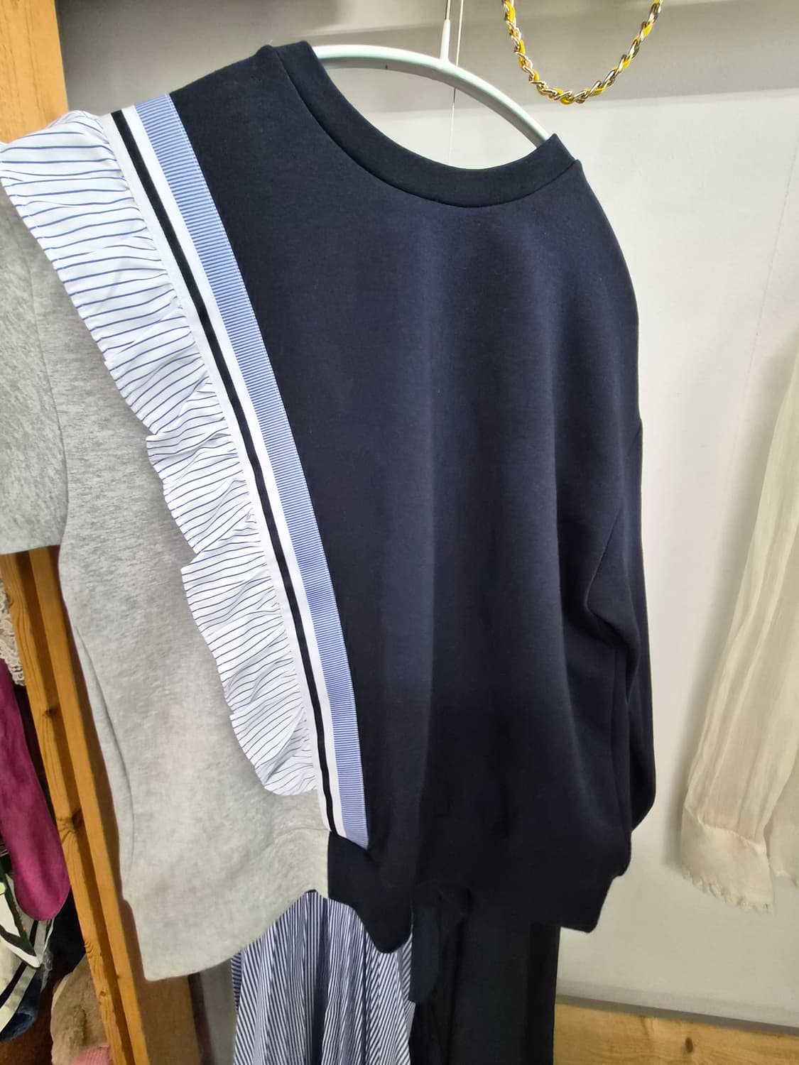 에고이스트 언발 프릴 맨투맨.지고트 언발 스커트 상품이미지3