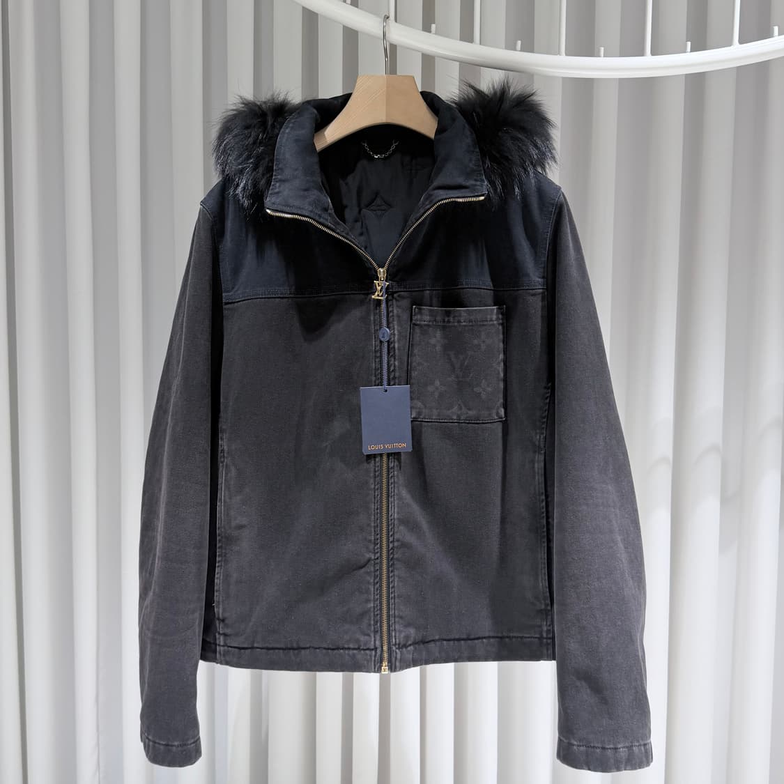 56 / 루이비통 모노그램 데님 퍼 후드 블랙 자켓 / 미사용 상품이미지4