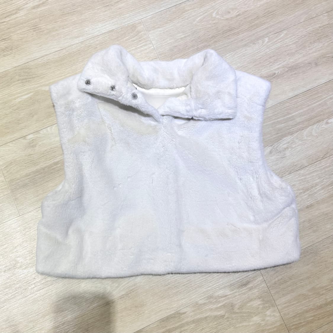 아모멘토 크롭 퍼 베스트 아이보리 상품이미지2