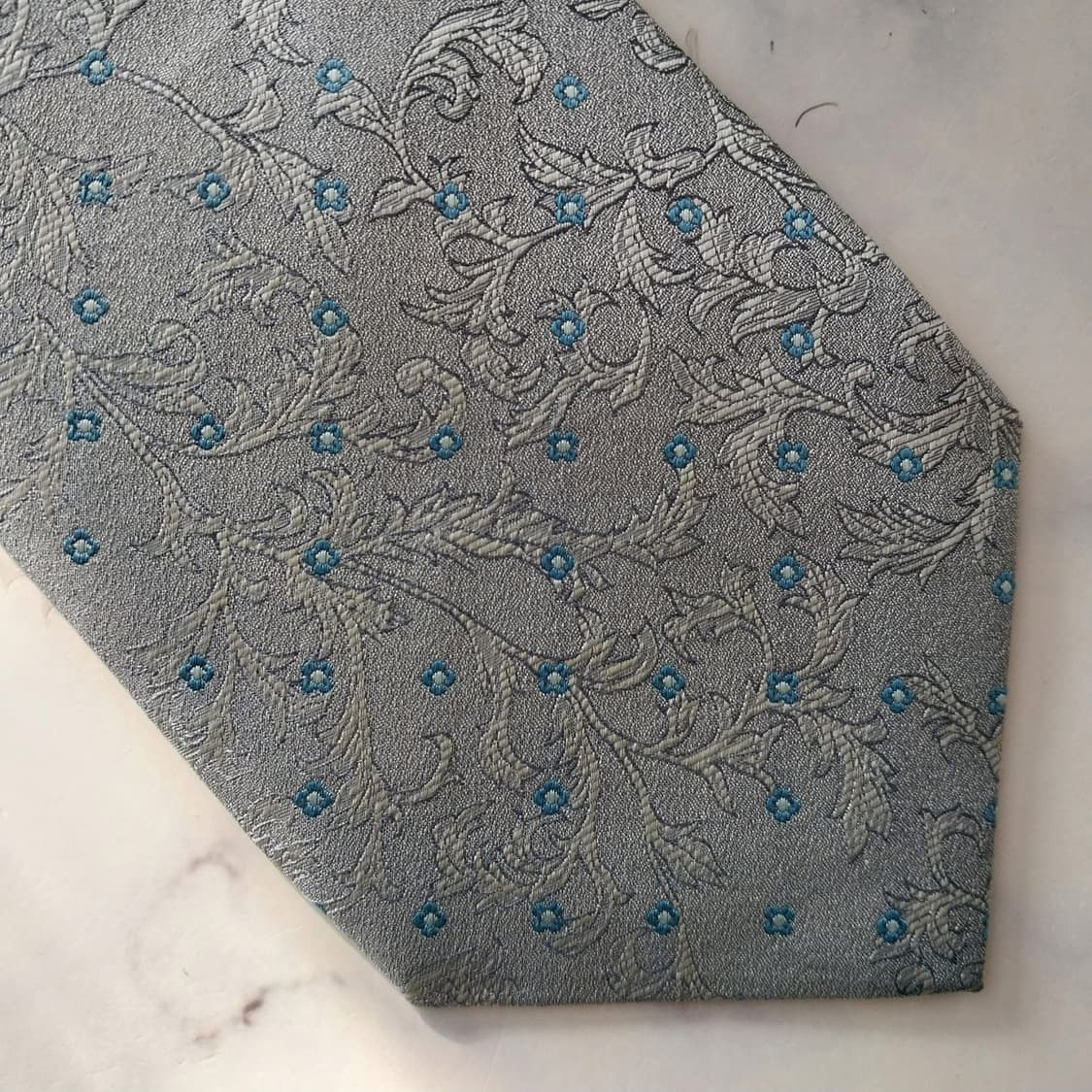 까르뱅 실크 그레이 플로럴 자카드 넥타이 9.5cm A+등급 K1550
 상품이미지9