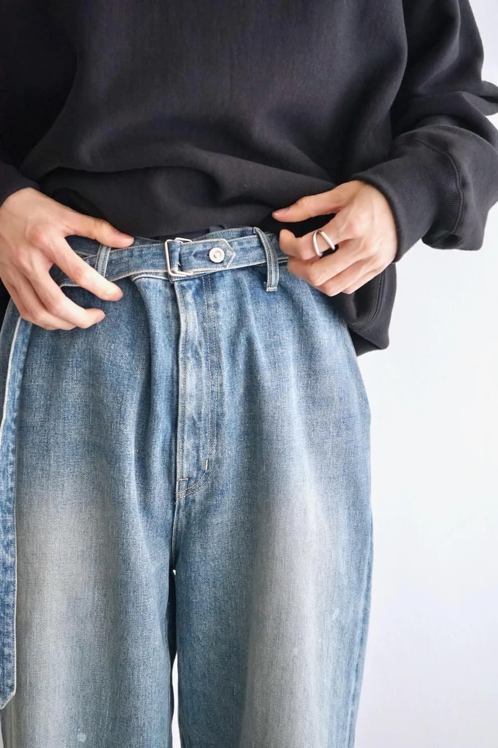 Yoko Sakamoto 요코 사카모토- 벨티드 트라우저 페이드 인디고 상품이미지9