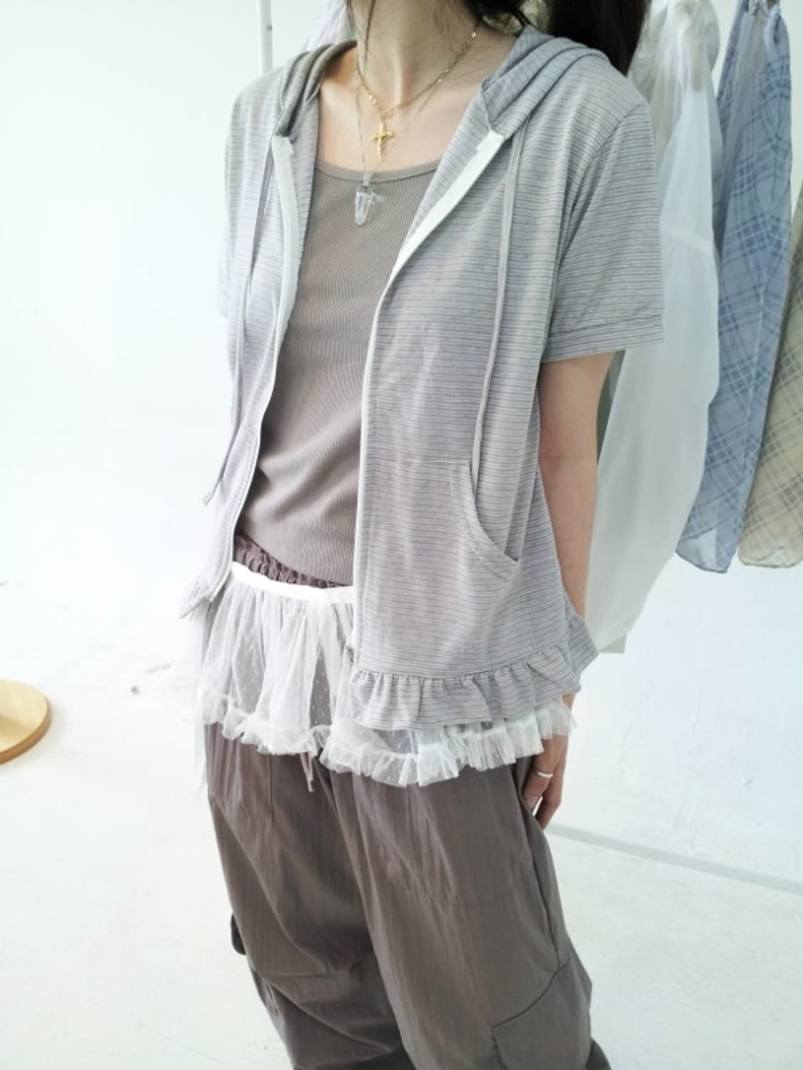 히피디피 스트라이프 프릴 반팔 후드집업 그레이 상품이미지1