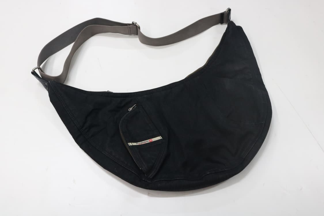 디젤 아카이브 하프문 숄더백 상품이미지4