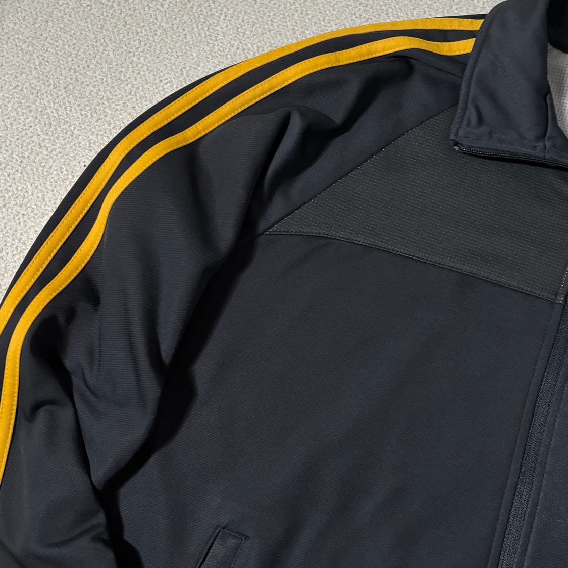 아디다스 그레이 옐로우 삼각 로고 져지 상품이미지4