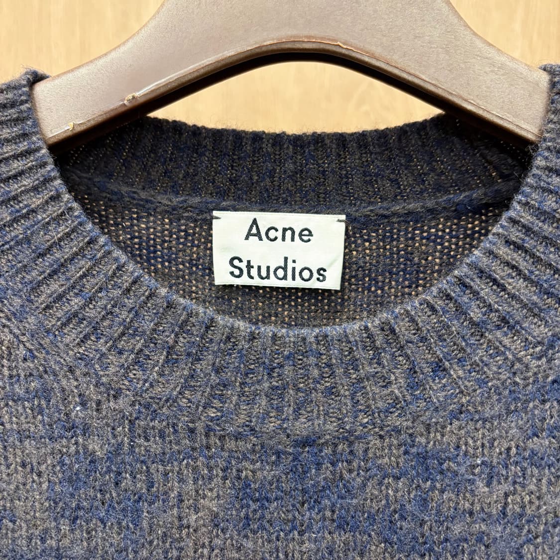 아크네 스튜디오 라운드넥 긴팔 니트 멜란지 패턴 디테일 브라운 네이비 상품이미지6