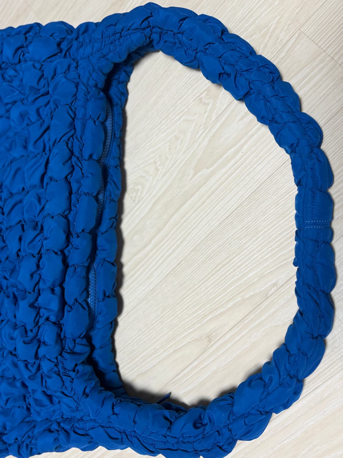 COS 오버사이즈 퀼티드 구름백 블루 판매 상품이미지4