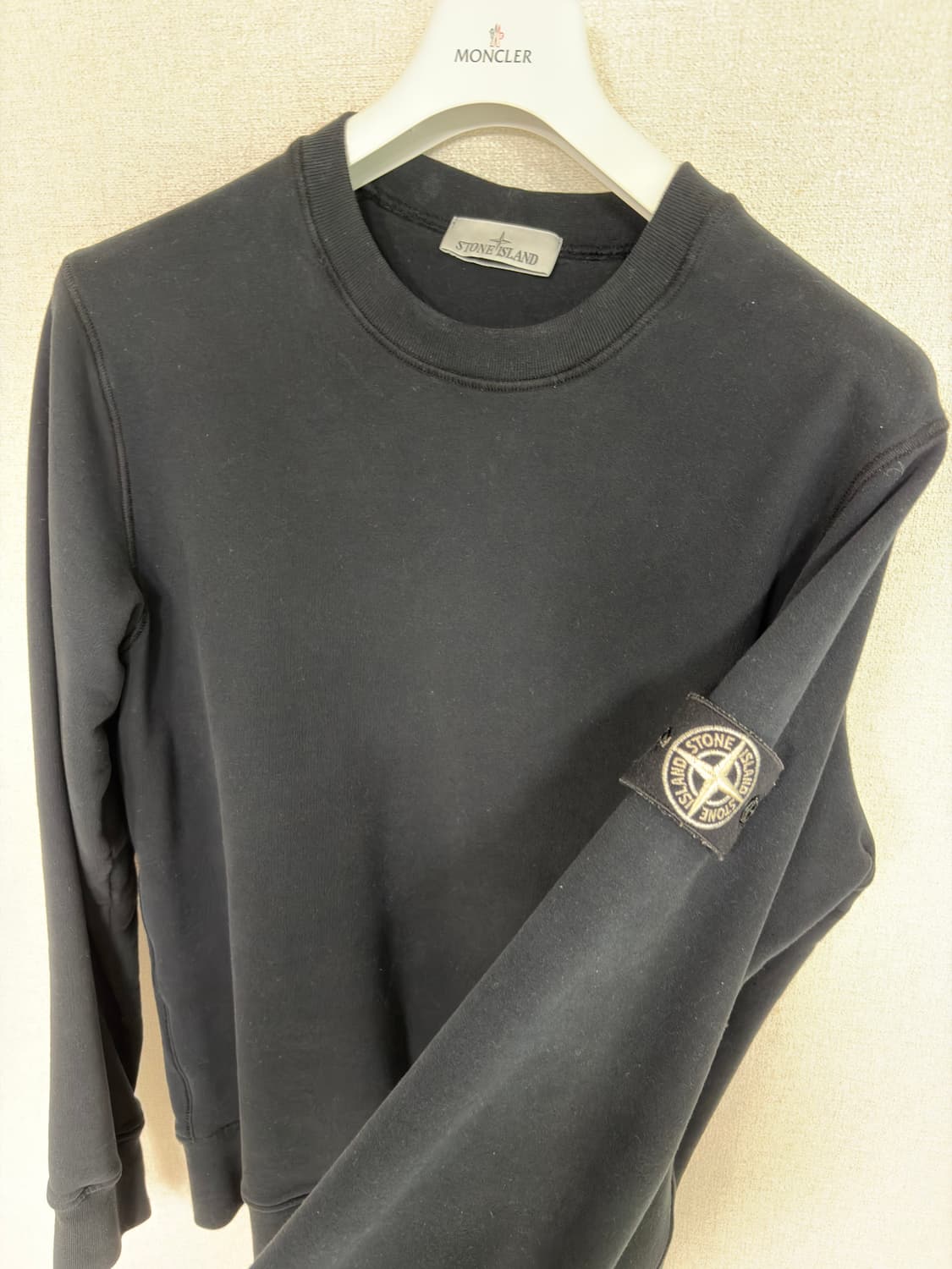 스톤아일랜드 22FW 화이트 와펜 맨투맨 상품이미지1