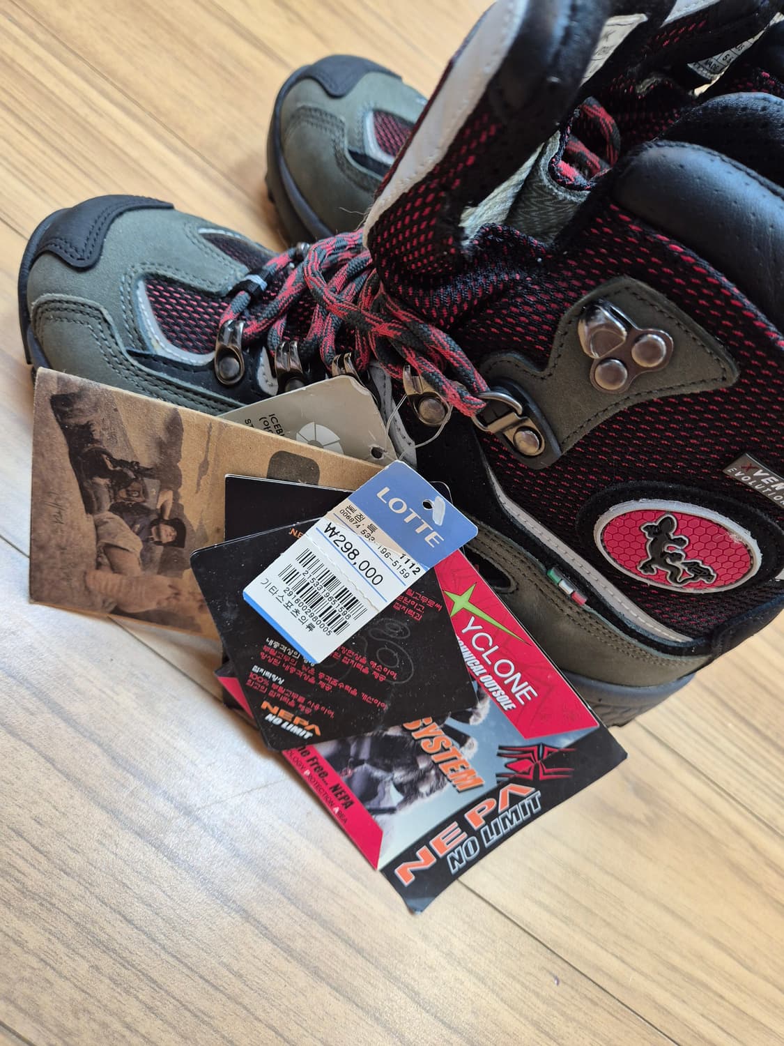 택까지 달려있는 네파 등산화 새상품입니다. ICEBLINK 모델이고, 사 상품이미지2