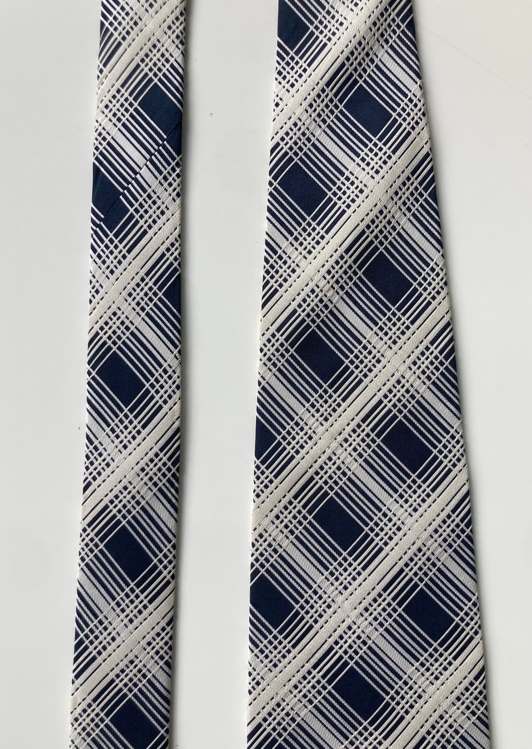 게스 넥타이 상품이미지3