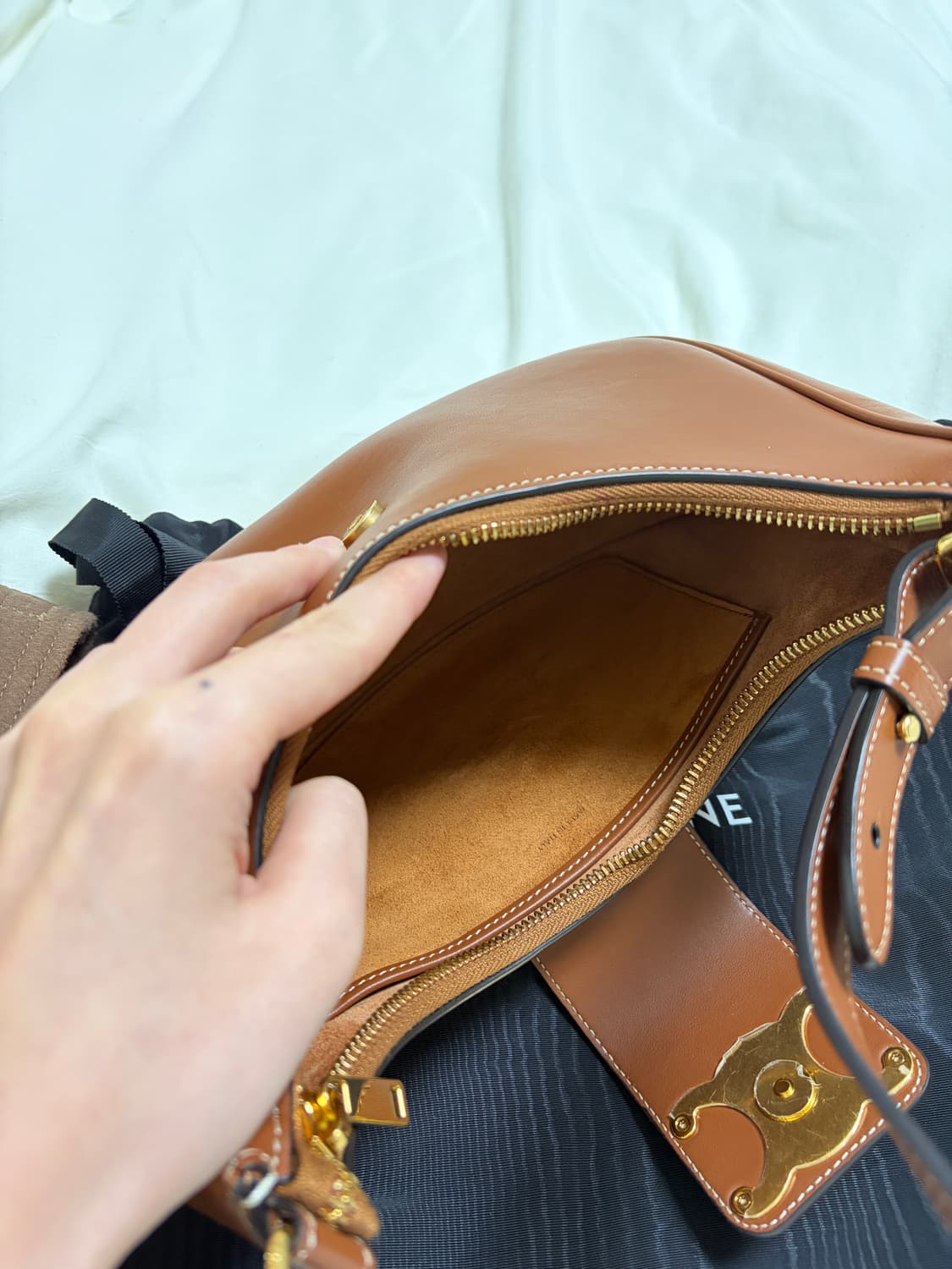 셀린느 트리옹프 아바백 브라운 상품이미지4