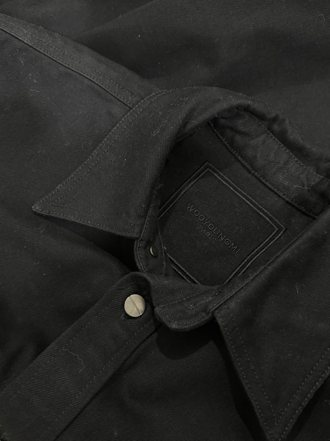 [46] 우영미 24SS 백로고 데님 셔츠 자켓 블랙 상품이미지4